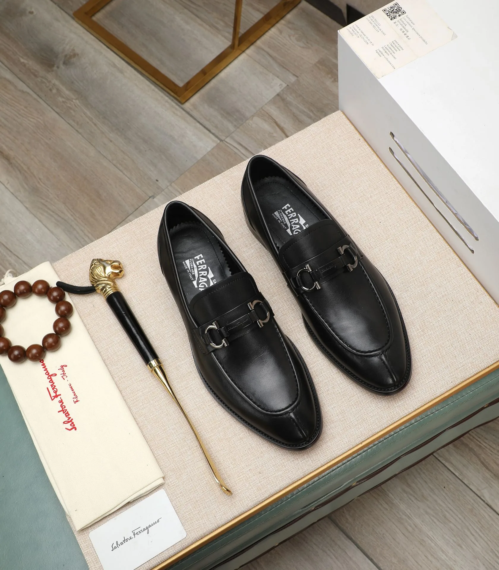 Men's shoes 💰540📛📛(water-dyed cowhide) Salvatore Ferragamo high-end (Salvatore Ferragamo) is the world's top luxury footwear brand. It comes from the fashion kingdom of Italy and is famous all over the world for its traditional handmade design and novel styles...🚶🏻🚶🏻New suit shoes are available simultaneously at the counter. This model is purely handmade. The fabric is imported from Italy's original first-layer cowhide. Soft water-dyed cowhide lining. Original authentic outsole🌀🌀Size: 38➖44 (45 customized)